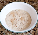 Делаем опару, для этого в небольшой посуде смешиваем сахар, муку, дрожжи и теплую воду (или молоко). Прикрываем посуду пищевой пленкой и оставляем на время, пока дрожжи не заработают.