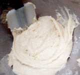 Готовим тесто, для этого в кастрюле доводим до кипения молоко, слегка остужаем, затем взбиваем его в миксере с тремя ст. ложками сахара и ¾ ч. ложкой соли. Добавляем яйцо, ложку растительного масла и опару.