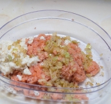 Смешайте фарш с луком и булкой, перемешайте до однородного состояния.	