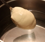 Когда вода закипит, растворяем в ней 400 грамм плавленого сыра.