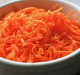 Чистим морковь и трем на крупной терке.