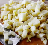 Чистим и измельчаем картофель на небольшие кубики, максимально в 1,5 см диаметром. Закидываем картофель в суп и варим еще 10-15 минут.