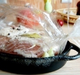 Рукав завязываем, помещаем в противень и ставим в предварительно нагретую до 180 градусов духовку на 40 минут. В это время готовим картофель по-деревенски. Чистим и крупно нарезаем картофель и лук, добавляем смесь привычных специй, поливаем растительным маслом, хорошо перемешиваем и помещаем запекаться в духовку.