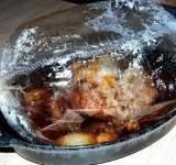 По истечению времени, достаем противень с мясо, разрезаем рукав и перекладываем его содержимое на противень к печеному картофелю. Помещаем блюдо в духовку при температуре 200 градусов на 10 минут, до образования красивой корочки.