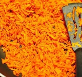 Обжариваем морковку на сковороде на среднем огне с добавлением растительного масла 3-4 минуты, до легкой золотистой корочки.