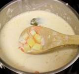 После того как картофель сварился добавляем в суп морковку, креветки, солим и перчим по вкусу. Доводим суп до кипения, и варим еще 3 минуты. Перед тем как снять с огня кастрюлю, добавляем сушеную зелень.