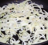 Нарезанный полукольцами лук слегка обжариваем в масле до полу прозрачности.