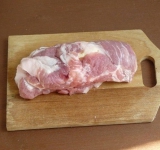 Скатываем мясо в рулет.