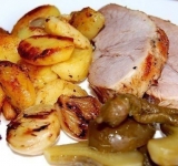 Готовое мясо, вынимаем из духовки, даем немного остыть, затем нарезаем и подаем к столу.