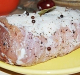 Приготавливаем смесь из измельченного лаврового листа, молотого черного перца, соли, тимьяна и пропущенного через пресс чеснока. Все хорошо перемешиваем, натираем смесью мясо, заворачиваем его в пищевую пленку и укладываем в холодильник на ночь.