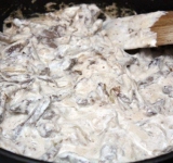 В мясо добавляем сметану, размешиваем и тушим еще несколько минут.