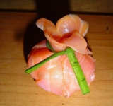 Листиком чеснока завязываем наш "мешочек", а длинные концы листьев обрезаем.