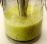 С помощью блендера делаем однородное пюре из фруктов.