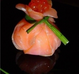 Расправляем концы рыбы и украшаем серединку красной икрой. Блюдо готово