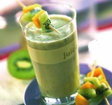 Коктейль разливаем по бокалам и украшаем канапе из фруктов.