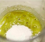 В пюре добавляем сахарную пудру и сок, чтобы получился коктейль, вновь хорошо перемешиваем массу.