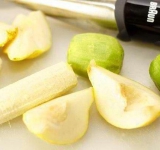 Фрукты чистим и нарезаем крупными кусочками.