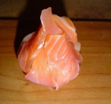 Собираем концы рыбных пластинок в мешочек (рыба очень хорошо прилипает к сыру).