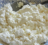 Пропускаем зубчик чеснока через пресс и перемешиваем с творожным сыром.