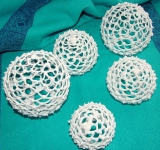 Далее просохший шарик аккуратно берем в руку, глазурь на нем очень хорошо держится, поэтому стенку шарика нужно аккуратно оттолкнуть тупым предметом через отверстия узора по всей окружности. И только после этого можно прокалывать шарик. Если проколоть шарик сразу, то сфера может сломаться. Затем аккуратно вынимаем сдувшийся шарик. Снежки получаются очень красивыми и нежными, и подойдут к любому, даже самому простому тортику в виде украшения. Гостей это приятно удивит, а вы сможете завоевать их внимание на целый вечер. Ведь каждому захочется узнать, как сделать такую удивительную вещь.	