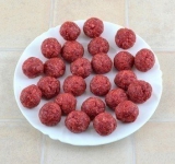 Фарш солим, перчим, добавляем манку и хорошо вымешиваем. Формируем в руках небольшие плотные шарики размером с грецкий орех.