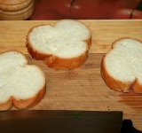 Нарезаем хлеб.