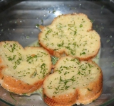 Взбиваем венчиком молоко, яйцо, измельченный укроп, соль и перец (по желанию можно добавить пропущенный через пресс зубчик чеснока). Выкладываем кусочки хлеба в яичную смесь, и даем хорошо ей впитаться.