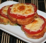 Ставим гренки в разогретую духовку на пару минут, чтобы растаял сыр, и образовалась корочка. Зовем всех к завтраку! Приятного аппетита!