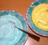 До устойчивых пиков взбиваем белок с пудрой.	