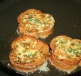 На хорошо разогретой сковороде на растительном масле обжариваем гренки с двух сторон.