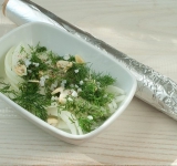 Нарезаем лук, чеснок, укроп, перемешиваем с солью и перцем. Укроп особенно хорошо подходит к рыбе.