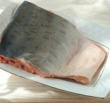 Чистим рыбу от костей, выбираем хороший кусочек без головы и хвоста, если рыбка небольшая, то можно запечь ее целиком.