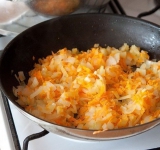 Добавляем морковь и вместе с луком доводим до кондиции. Шинкуем картофель, добавляем в бульон, затем – обжаренные овощи.