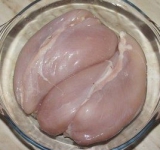 Грудки промываем, очищаем от пленок.	