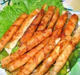 Рулеты готовы! Горячими подаем к столу. Приятного аппетита!