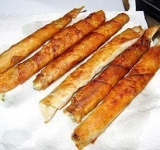 Обжариваем рулеты на растительном масле на среднем огне до золотистого цвета и выкладываем на салфетку, чтобы удалить лишнее масло.