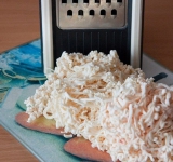 Плавленые сырки нежно протираем на средней терке, затем небольшими порциями кладем в кипящий бульон и растворяем.