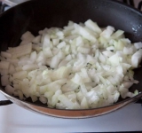 На сковороде на среднем огне, на растительном масле пассеруем мелко нарезанный лук до золотистого цвета.