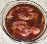 Вино перемешиваем с медом, специями, солью, перцем и выдавленным чесноком. Прогреваем на среднем огне, не доводя до кипения. Выкладываем грудки в закрывающуюся посуду, заливаем остуженным маринадом и оставляем на сутки в холодильнике.	