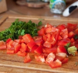 Нарезаем зелень и сладкий перец добавляем в бульон.