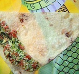 Режем лаваш на треугольники и выкладываем начинку на край.