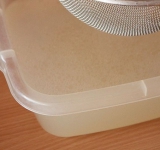 Берем немного семги для бульона, желательно филе и отвариваем на среднем огне до готовности, вынимаем из бульона, нарезаем небольшими кубиками и откладываем. Бульон процеживаем с помощью сита, чтобы убрать накипь, и снова ставим на огонь. Семга сама по себе сильно разваривается, поэтому накипь ложкой снять будет невозможно.