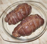 Скручиваем каждую грудку в рулет и скрепляем шпагатом. Укладываем мясо на противень и ставим в предварительно разогретую духовку на 25 минут. По истечению времени выключаем духовку и оставляем там мясо на несколько часов остывать.	