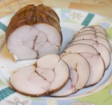 Остывшее мясо охлаждаем, сервируем и подаем к столу. Приятного аппетита.	