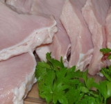 Свинину моем и нарезаем тонкими пластами в 1 см.	