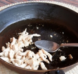 В сковороде разогреваем масло, кладем туда курицу, обжариваем ее до готовности (примерно 3-4 минуты).	