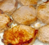 На сухой сковороде на среднем огне слегка припекаем кусочки мяса (по 1-2 минуты на каждой стороне).	