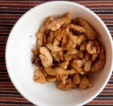 Курица должна быть полностью готовой, и чем поджаристее ее сделать, тем вкуснее получится салат.	