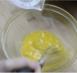 Пол стакана воды доводим до кипения. В небольшой миске слегка взбиваем желтки, затем, не прекращая взбивать, постепенно вливаем к желткам вскипевшую воду.	