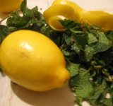 Лимоны моем и срезаем цедру. Белую кожицу тоже счищаем и выбрасываем.